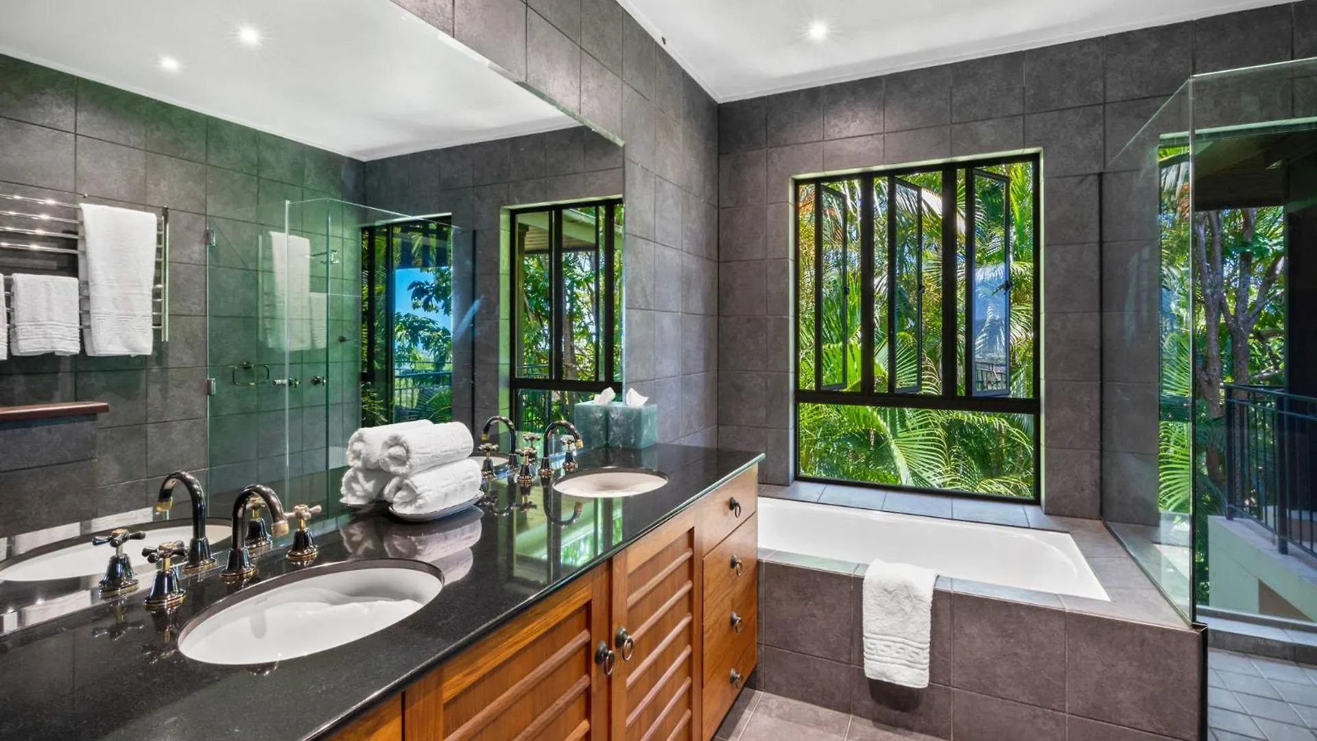 Barong Luxury Home Overlooking Cairns Unrivalled Privacy And Location Search Barongcairns 0*,